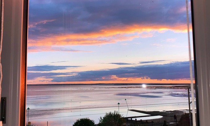 Leigh-on-Sea Casa | Cosy Hot Tub Beach House with Panoramic Views of LeighonSea Estuary + Fireplace