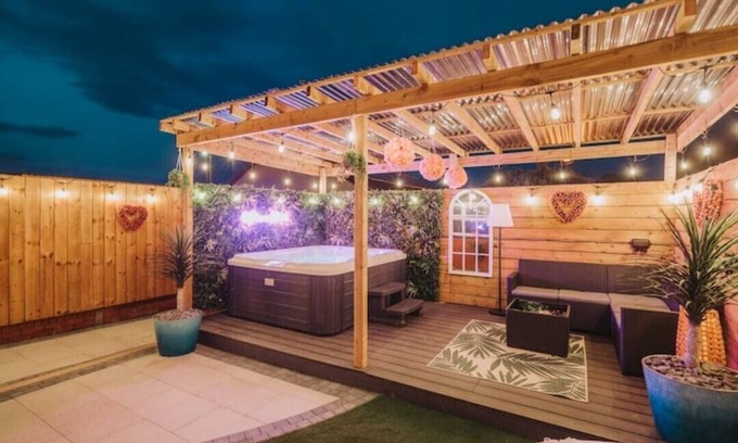 Armagh Casa | Cosy Hot Tub Getaway Bungalow