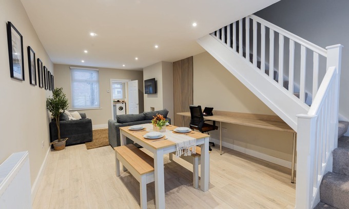 Runcorn Casa | Cosy House in Runcorn: Perfect for Families & Business Travelers! Free Parking