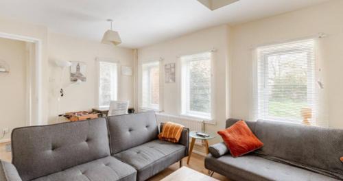 Milton Keynes Apartamento | Cosy House- Sleeps 7 Centrally Located Free Parking, Fast WIFI Smart Tv with Sky and Netflix Business Travellers Relocators Leisure Welcome