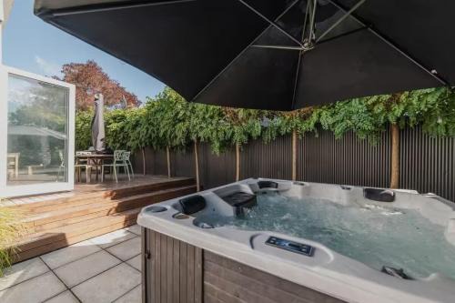 Somerfield Casa | Cosy House with Garden and Hot Tub - Pet Friendly