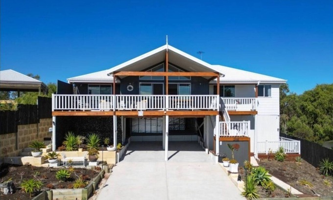 Preston Beach Casa | Cosy Lakeside Beach Retreat, lake views, pet friendly, sleeps 8, fishing, 4WD
