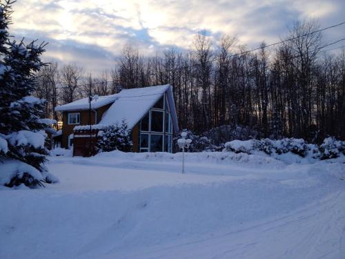 Mashteuiatsh Chalet De Esquí | Cosy lakeside chalet in Mashteuiatsh with jacuzzi
