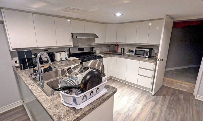 Regal Heights Casa | Cosy large 2-bedroom basement apartment in Corso Italia, Toronto with WiFi, AC