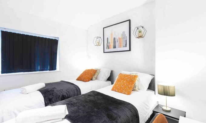 Harehills Casa | Cosy Large House, FREE Parking, Wifi, Near City Centre