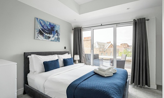 Hanger Hill Apartamento | Cosy Large Penthouse Apartment, 5 Minutes to Ealing Broadway Station