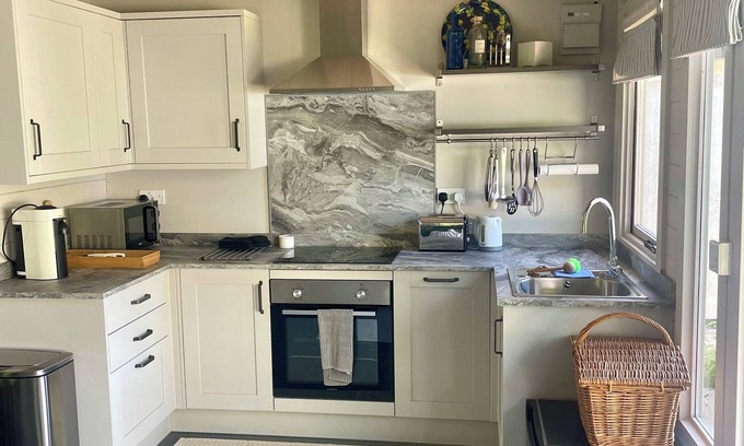 Ashbourne Cabina | Cosy Log cabin with hot tub and private garden in quaint Derbyshire Village.