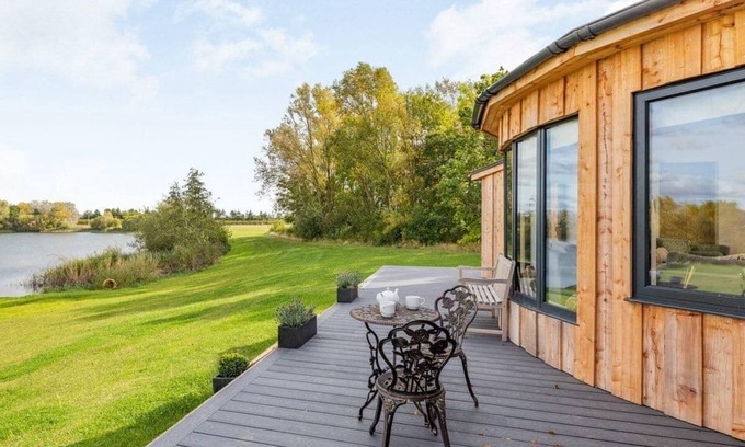 Newark Cabina | Cosy Luxury Lakeside Lodge, surrounded by amazing views and countryside.