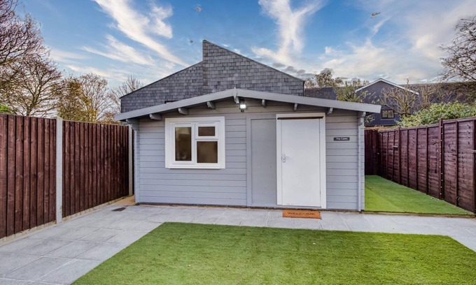 Little Holland Cabina | Cosy Luxury studio cabin centrally located in Crayford, Greater london.