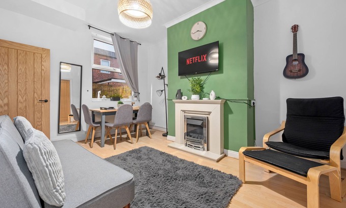 Salford Casa | Cosy Manchester 4-bed home with a fully equip kitchen, pet friendly!