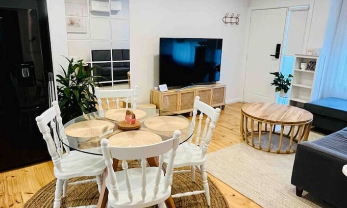 Oak Park Casa | Cosy Modern RetreatI CourtyardI Parking*FREE1night