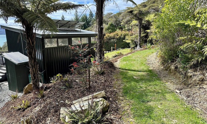 Moetapu Bay Cabina | Cosy modern two bedroom off-grid cabin, in the Marlborough Sounds