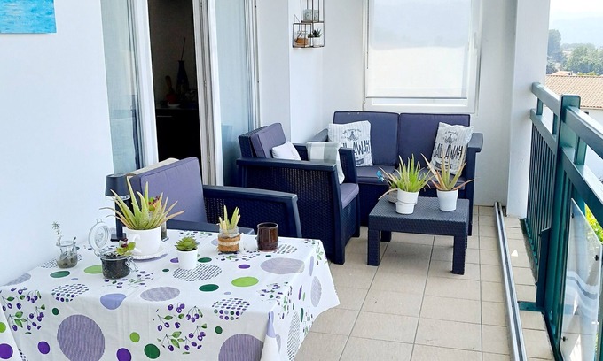 Hendaye Apartamento | Cosy mountain view apartment, 2 bedrooms, terrace and parking box