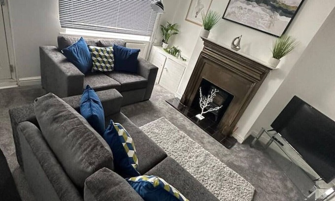 Thurnscoe Casa | Cosy Nest Getaways 3 bed house, Rotherham