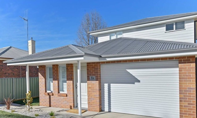Orange Apartamento | Cosy on Curran | CBD Escape, EV Plug, Firepit