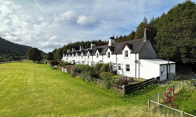 Cairnbaan Cabaña | Cosy Pet-Friendly Family Cottage Beside Crinan Canal Enclosed Garden Wood Burner