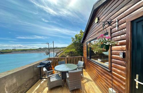Malin Apartamento | Cosy Portmor Log Cabin- Sea views, Deck & Relaxation