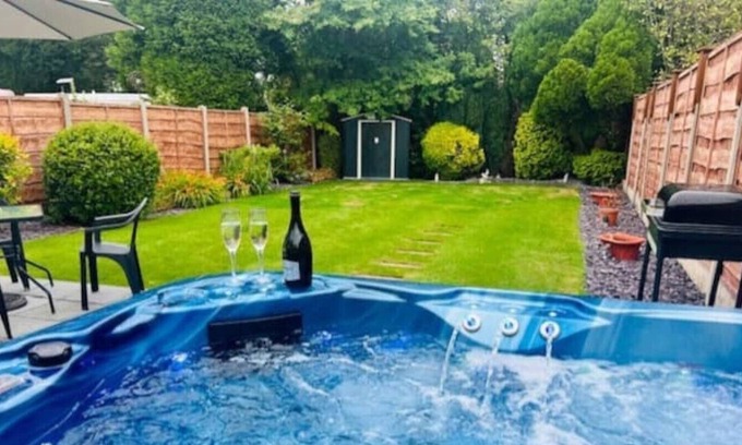 Hazel Grove Casa | Cosy Private 2 Bedroom Bungalow with Hot Tub