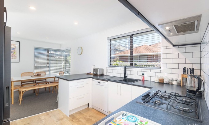 Petone Casa | Cosy, private, and central home with parking