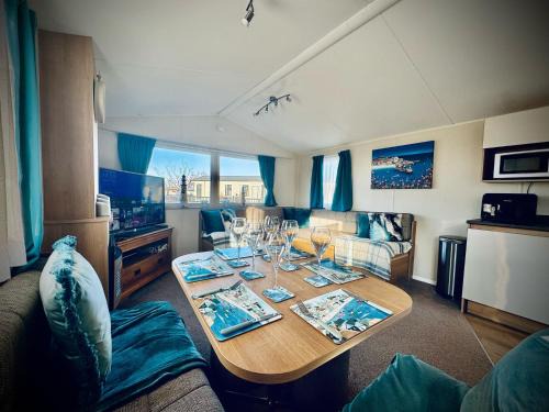 Dinas Cross Otro | Cosy Quiet Caravan By The Sea