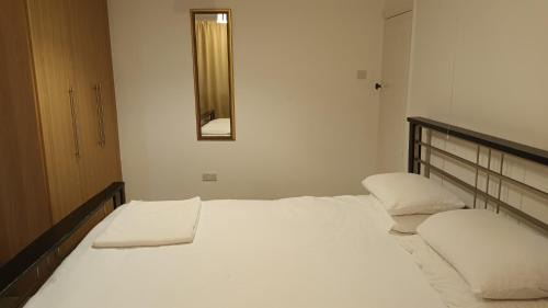 Harrow Weald Apartamento | Cosy relaxing 4 bed Home with 2 parking Space