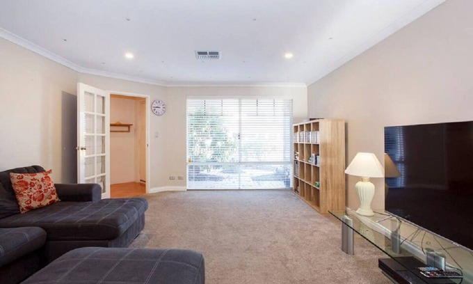 Baldivis Casa | Cosy Retreat, 10 minutes to beaches! Great for short or long stay holidays.