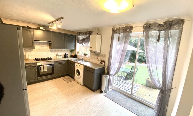 Maidstone Cabaña | Cosy Retreat w/ River View + FREE Parking Nr Town