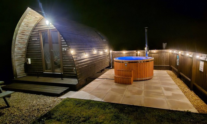 Grantham Cabina | Estándar-Wood Fired Hot Tub-Cabaña-Baño con ducha