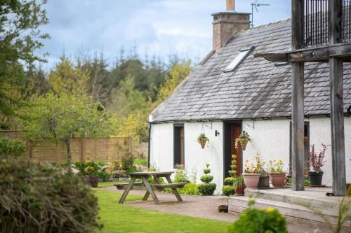 Balloch Casa | Cosy & rustic retreat - Woodland Cottage.