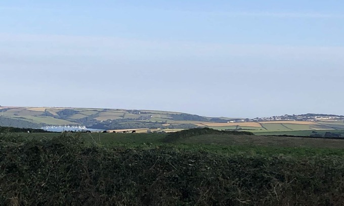 Kingsbridge Cabina | Cosy Shepherds Hut with Countryside Views and private facilities