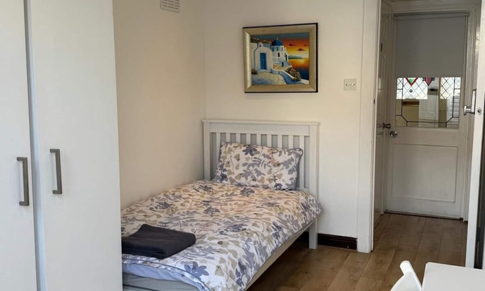 Plaistow South Casa | Cosy Single Room 1+Patio view,Mins to Underground, Close to Heart of London
