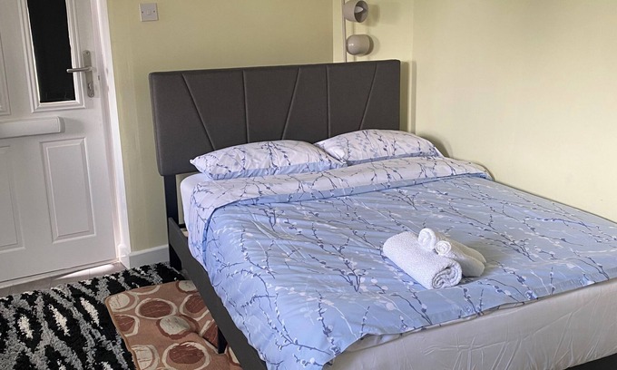 Bletchley Apartamento | Cosy, Spacious 1 bedroom self contain unit with toilet and bath