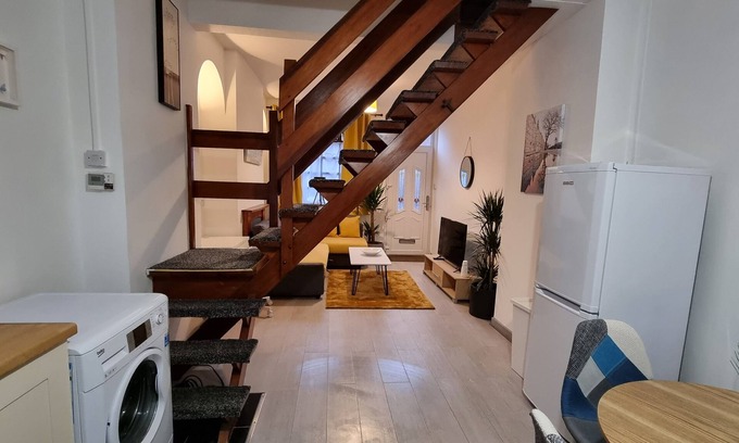 Stoke-on-Trent Casa | Cosy Stay in Stoke on Trent By Villazu