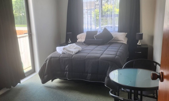 Upper Hutt Apartamento | Cosy studio walking distance to shops rails. 45 minutes from the city