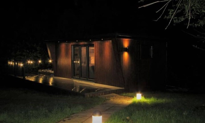 Blanefield Cabina | Cosy Studio with Hot Tub in Village Location
