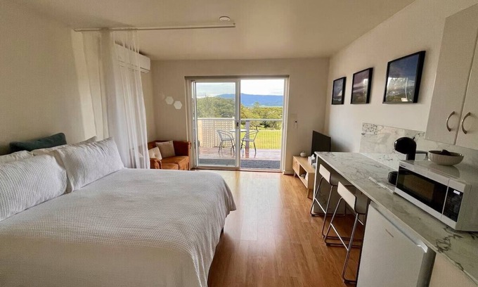 Gerroa Apartamento | Cosy Studio with valley views