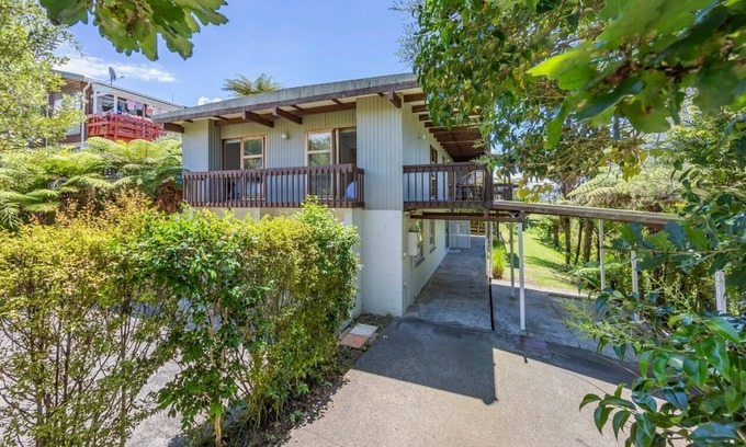 Glenfield Casa | Cosy Stylish Glenfield Home: Bush Views, Serenity, and Modern Comfort