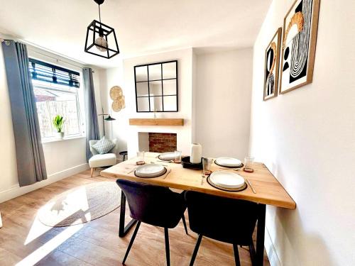 Eastwood Casa | Cosy & stylish home contractor friendly - King size bed - Netflix - Fast Broadband - Private Garden - Coffee machine