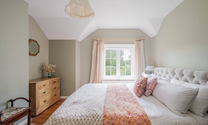 Woodbridge Cabaña | Cosy Suffolk Cottage - Big Beds, Gardens, Dog Friendly