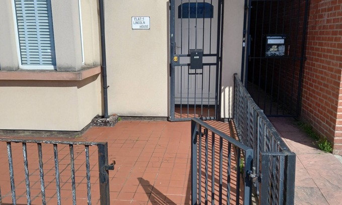 Westcliff-on-Sea Apartamento | Cosy, Two-bedroom , ground floor flat