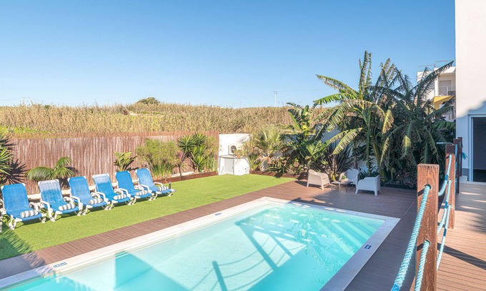 Sao Pedro da Cadeira Villa | Cosy Villa with heatable pool at walking distance from the beach
