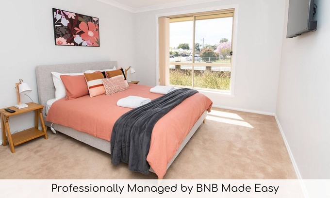 Orange Villa | Cosy Villa on McLachlan | Neat & Tidy, Walk to CBD