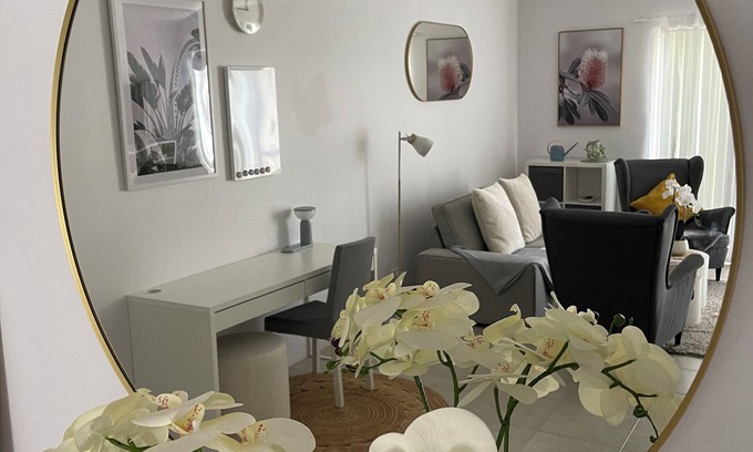 Nollamara Cama Y Desayuno | Cosy White Retreat
