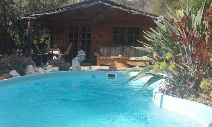 Monda Casa | Hermosa cabaña de madera con piscina ideal para un retiro romántico