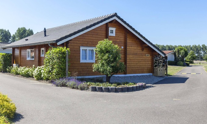 Sint-Annaland Chalet De Esquí | Cosy wooden chalet with private garden