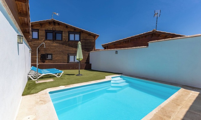 Cobisa Casa | Acogedora casa de madera con Wi-Fi, aire acondicionado, piscina y jardín