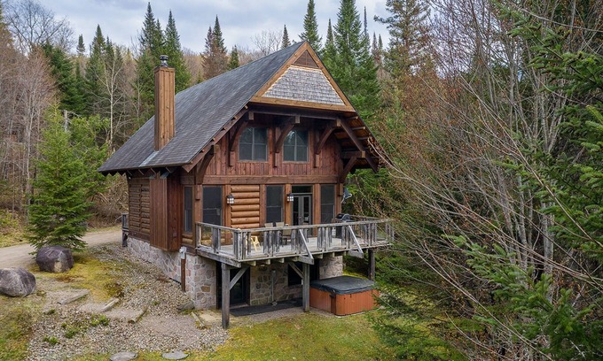 Lac Superieur Village Chalet De Esquí | Cote Nord Tremblant Cabaña de 3 dormitorios con spa privado