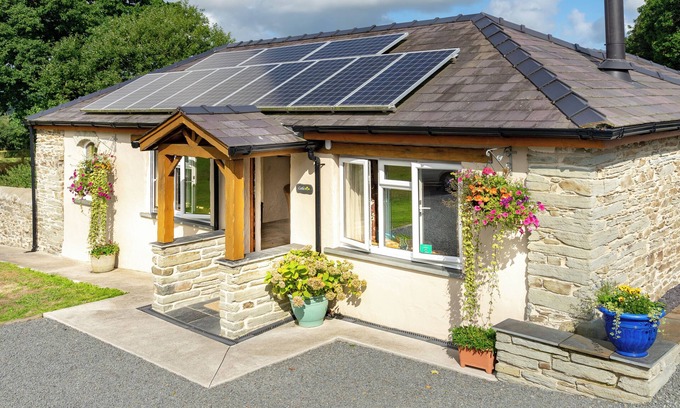 Newcastle Emlyn Cabaña | COTHI COTTAGE, pet friendly, luxury holiday cottage in Cenarth