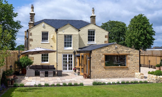 Broadway Casa | COTSALL HOUSE, pet friendly, with open fire in Broadway
