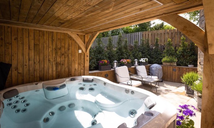 Bledington Casa | Cotswold cottage with hot tub